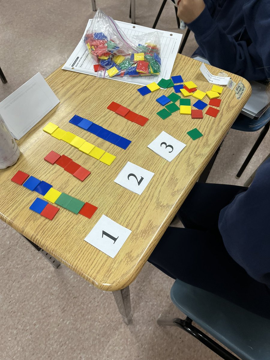 MrsTorres1328's tweet image. Practicing building and identifying linear patterns today. Can you guess the pattern rule? #hcdsbmath @HolyFamilyHCDSB