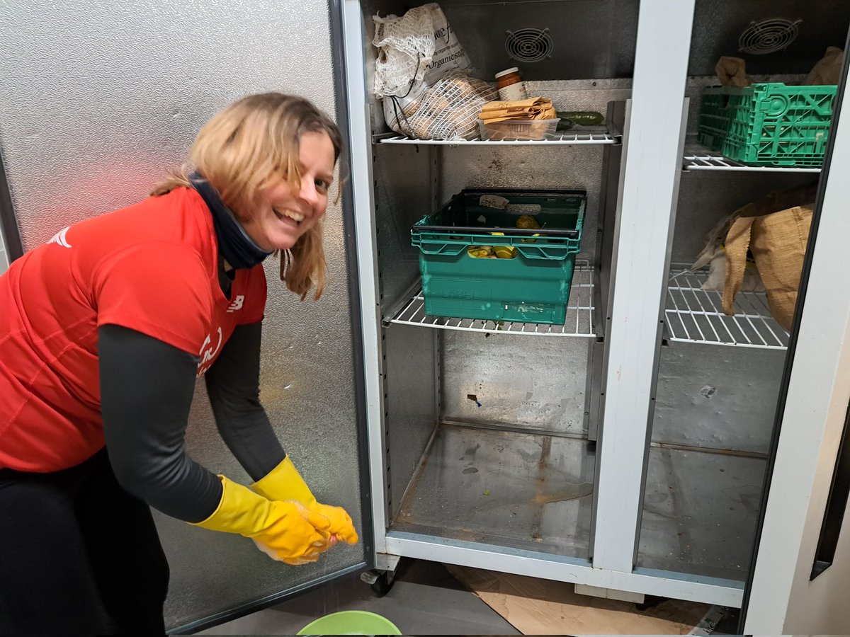 4 wonderful people from Brent <a href="/goodgym/">GoodGym</a> <a href="/GoodGymBrent/">GoodGym Brent</a>  are here in this cold icy night cleaning our fridges! Thank you a million times!!