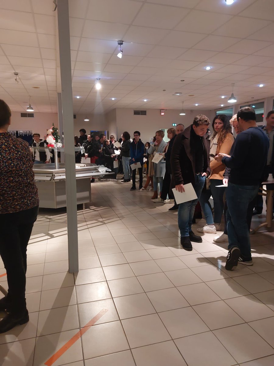 LyceeRaoul's tweet photo. Cérémonie républicaine de remise de diplômes. Fière de la promotion 2022 méritante dans un contexte de crise sanitaire. 🙏aux équipes et partenaires pour leur engagement qui a permis de garantir la continuité pédagogique,🙏à Éléanor bac pro ASSP pour son beau discours @acpoitiers https://t.co/EmqPlFCLJc
