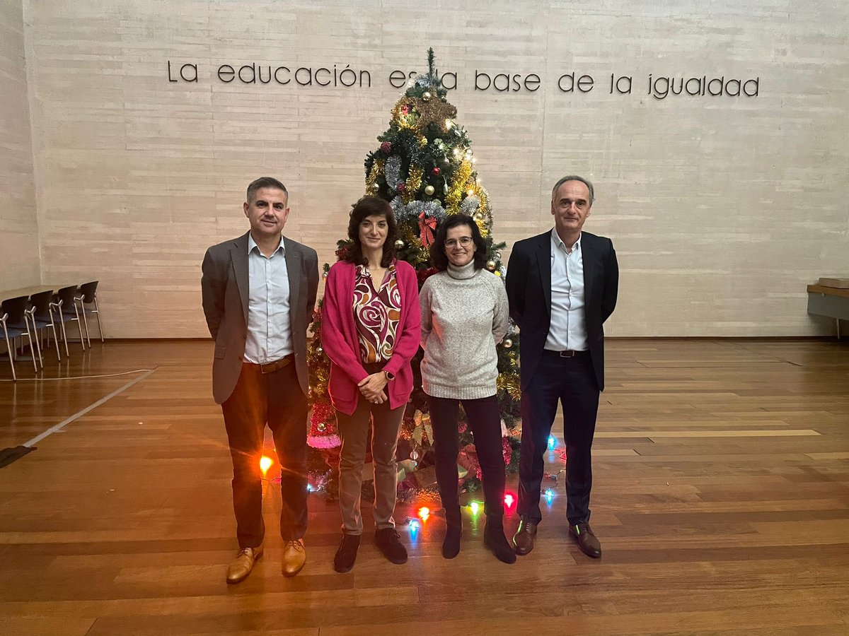 USIECLM's tweet photo. USIE CLM se ha reunido esta tarde con la Consejera de Educación @RosanaCLM, el Viceconsejero @amadorpastorn y la Inspectora General de Educación, Silvia Moratalla, para presentar a la nueva Junta Directiva de USIE CLM, realizar aportaciones y trasladar nuestras  reivindicaciones https://t.co/93SuTsIeWh