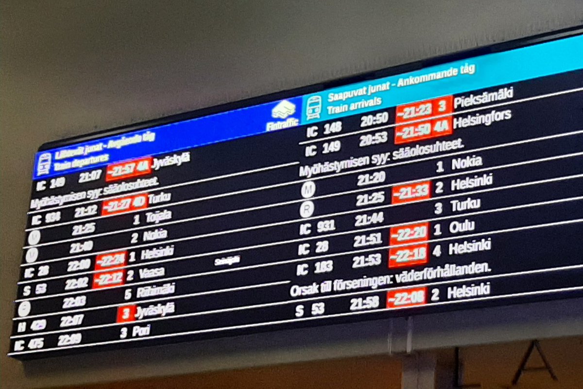 halonen_anu's tweet photo. Tässä tulee elävästi mieleen #lakkokevät kun lunta tupruaa ja junat on myöhässä. Tampereella aseman taulu on täynnä punaista. Tavoitteena olla vielä tämän päivän puolella kotona? #menolippu #illaksikotiin #toimistopäivä #luntatupaan https://t.co/cnPiFMRall