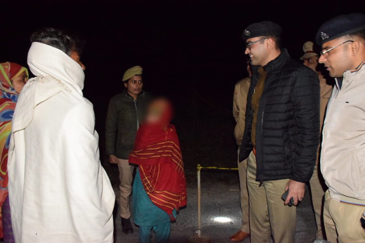 amrohapolice's tweet image. #PS रहरा पुलिस व SOG/सर्विलांस टीम अमरोहा द्वारा बाद पुलिस मुठभेड नाबालिग बच्ची का अपहरण करने वाला शातिर खानाबदोश अपराधी/50,000/-रुपयें इनामी गोली लगने से घायल/गिरफ्तार,07 वर्षीय नाबालिग अपहर्ता सकुशल बरामद,अवैध असलहा,एक संदिग्ध मो0सा0 बरामद

#UPPolice 
#CrackdownUPP
#GoodWorkUPP