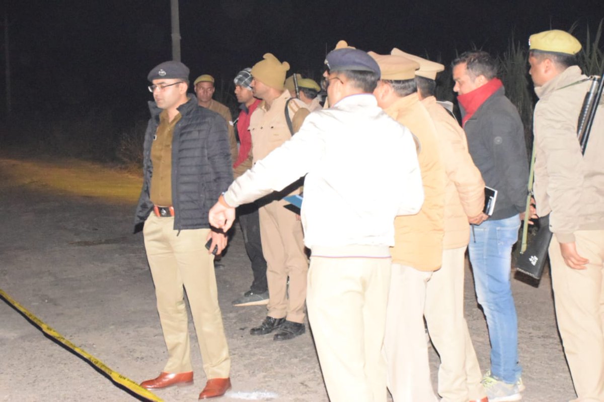 amrohapolice's tweet image. #PS रहरा पुलिस व SOG/सर्विलांस टीम अमरोहा द्वारा बाद पुलिस मुठभेड नाबालिग बच्ची का अपहरण करने वाला शातिर खानाबदोश अपराधी/50,000/-रुपयें इनामी गोली लगने से घायल/गिरफ्तार,07 वर्षीय नाबालिग अपहर्ता सकुशल बरामद,अवैध असलहा,एक संदिग्ध मो0सा0 बरामद

#UPPolice 
#CrackdownUPP
#GoodWorkUPP