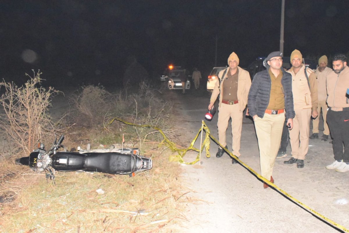 amrohapolice's tweet image. #PS रहरा पुलिस व SOG/सर्विलांस टीम अमरोहा द्वारा बाद पुलिस मुठभेड नाबालिग बच्ची का अपहरण करने वाला शातिर खानाबदोश अपराधी/50,000/-रुपयें इनामी गोली लगने से घायल/गिरफ्तार,07 वर्षीय नाबालिग अपहर्ता सकुशल बरामद,अवैध असलहा,एक संदिग्ध मो0सा0 बरामद

#UPPolice 
#CrackdownUPP
#GoodWorkUPP