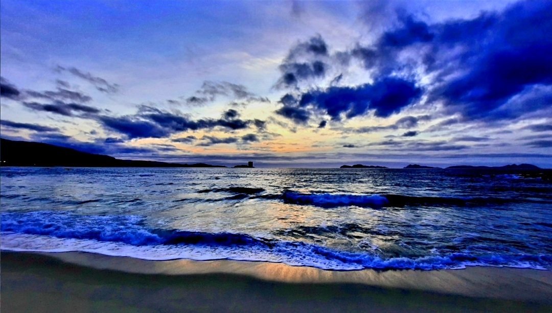 "Era en realidad una noche de tormenta, pero de una severa belleza, extrañamente singular en su terror y en su belleza"

Edgar Allan Poe.
#BoasNoites