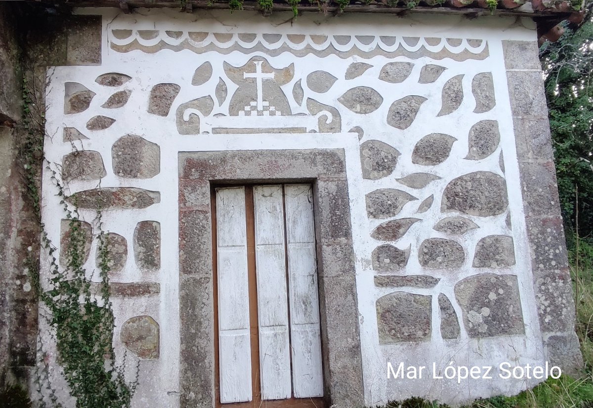 Nuevo hallazgo en O Saviñao: capilla con esgrafiado gallego de simbología religiosa. Altar con cruz tumularia ajedrezada y patada, con cenefa, dos formas flamígeras y hojas con forma lanceolada. Ubicación: <a href="/JoseTurvegal/">Jose Turvegal</a> redribeirasacra.blogspot.com