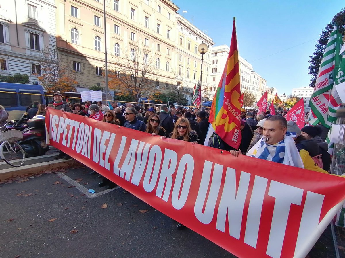 Massiva partecipazione #sciopero12dicembre.
La Min. <a href="/CalderoneMarina/">Marina Calderone</a> ha assicurato l'inserimento della perequazione nel maxiemendamento, fino a quel momento lo stato di agitazione permane.
PC spenti, caschi appesi e striscioni alla finestra, senza perequazione INL protesta!
