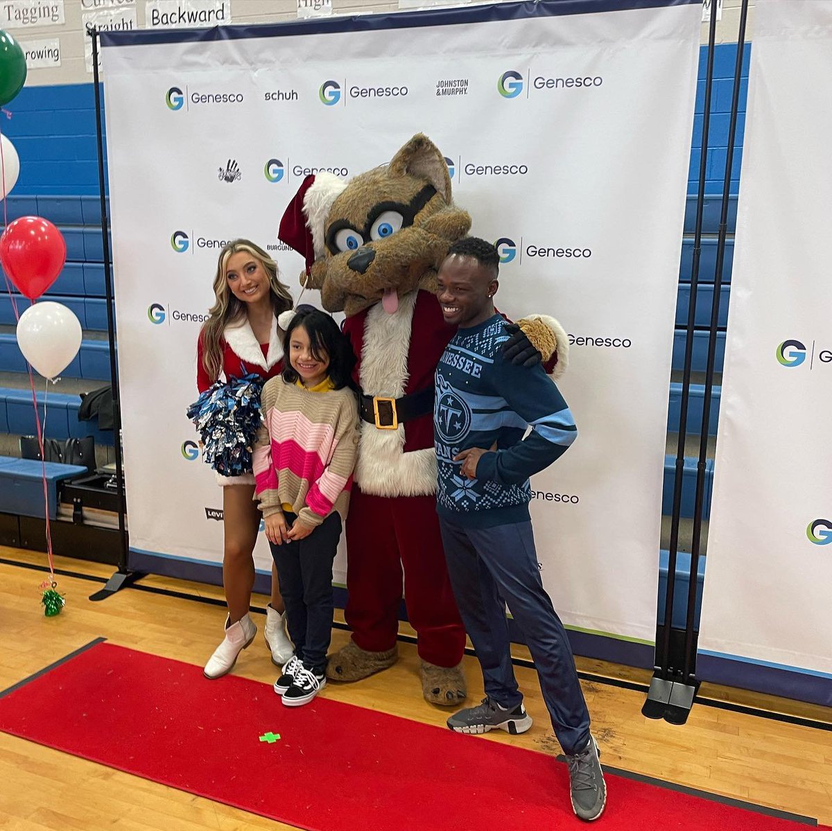 mcneelybrockman's tweet photo. Last Friday, #MBPRClient @Genesco_Inc held their 31st annual Cold Feet, Warm Shoes event after a two-year pandemic pause. 225 Genesco employees volunteered to help fit 350 students at Park Avenue Elementary with brand new shoes, socks and hats. (1/2) https://t.co/z4sfh7pFsG