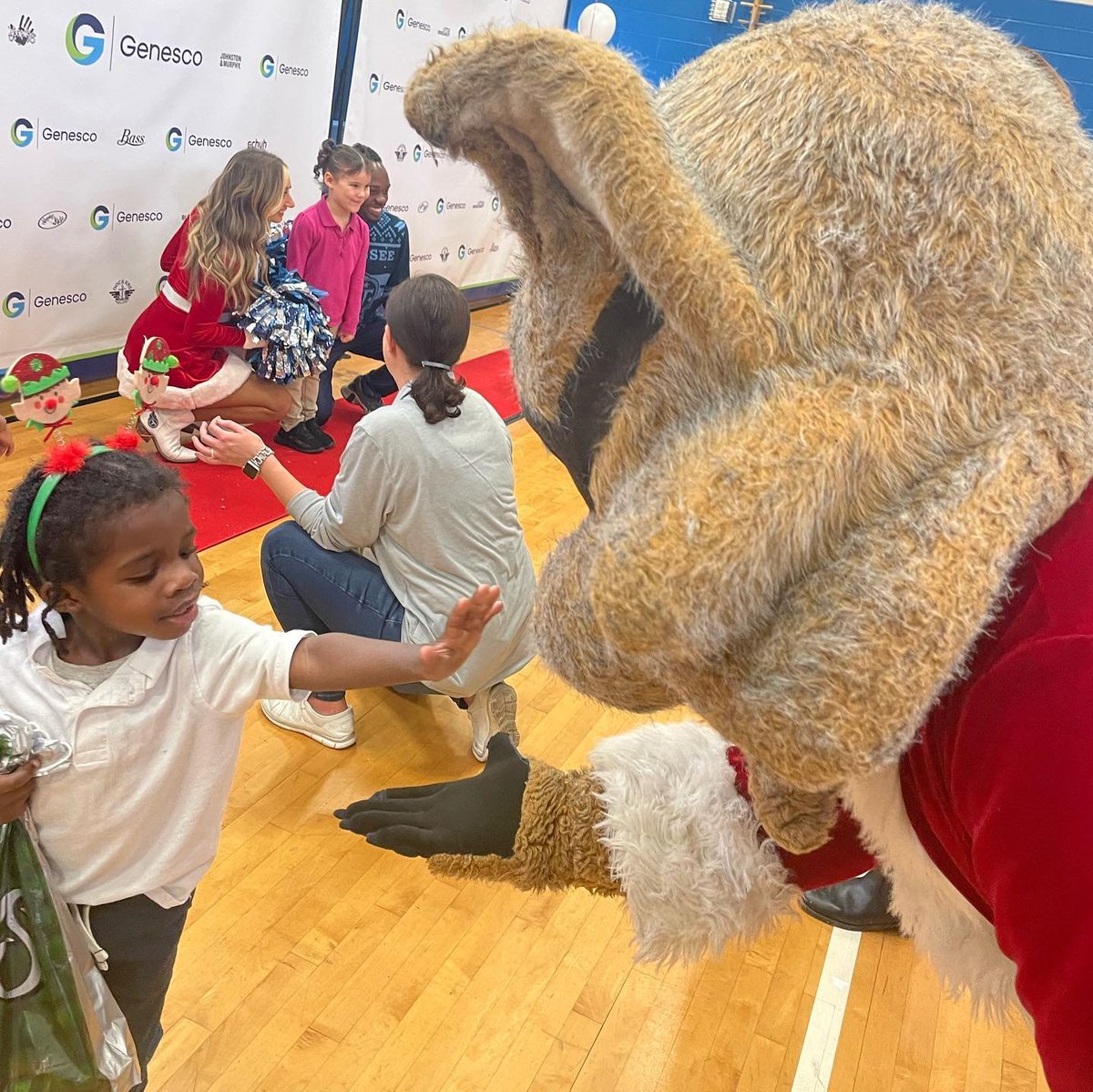mcneelybrockman's tweet photo. Last Friday, #MBPRClient @Genesco_Inc held their 31st annual Cold Feet, Warm Shoes event after a two-year pandemic pause. 225 Genesco employees volunteered to help fit 350 students at Park Avenue Elementary with brand new shoes, socks and hats. (1/2) https://t.co/z4sfh7pFsG