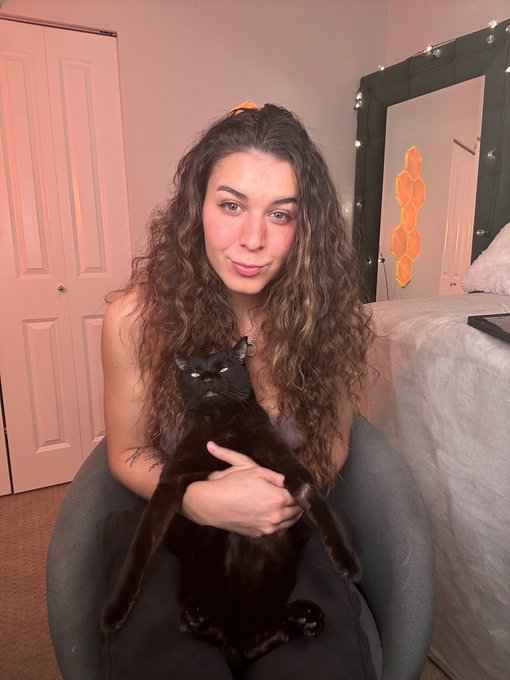 My cat is so done with me 😂 https://t.co/BWRutIbBhf