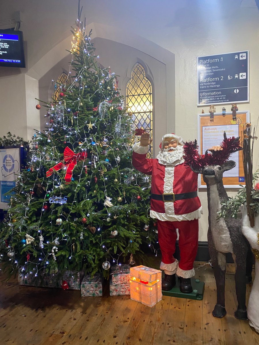 DeeEdwards's tweet image. Lovely Christmas decorations at Battle Railway station
