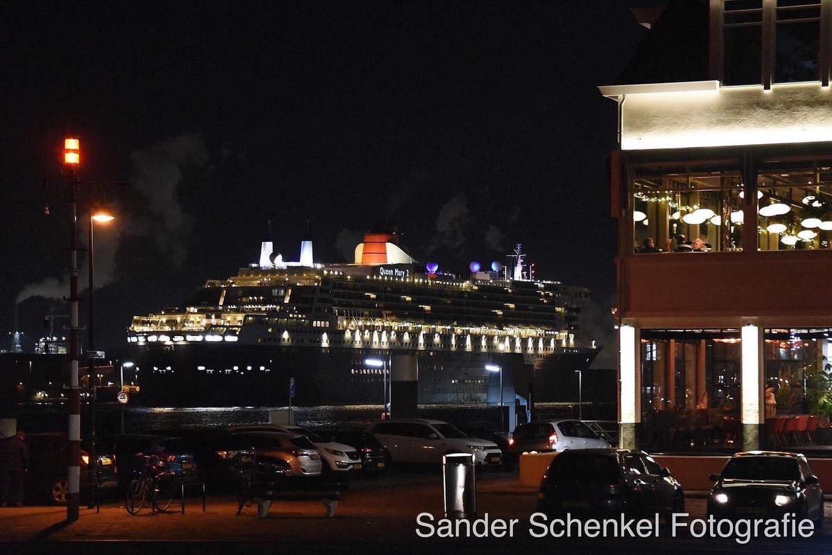 In het kader van "december lichtjesmaand" vandaag de Queen Mary 2 in volle glorie langs Vlaardingen. Vanavond werd zij met vuurwerk en al begeleid richting zee.