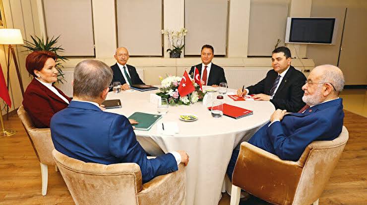 6 lı masayı anladık tamam. Masanın altındaki görünmeyen destekçileriniz bile sizi kurtaramayacak....
#AmerikanınCocuklarısınız