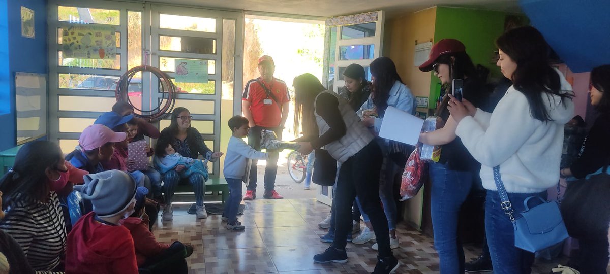 adricamachol's tweet photo. #EnNavidadRegalaAlegría 🎁🎄 Con funcionarios del @Bco_Occidente en #Boyacá, nos unimos para la entrega de kits pedagógicos y juguetes a niños-as de 2 Hogares Comunitarios de Bienestar de la ciudad de Tunja. Invitamos a la ciudadanía a donar regalos a los beneficiarios de #ICBF. https://t.co/S9wJL1uJnT