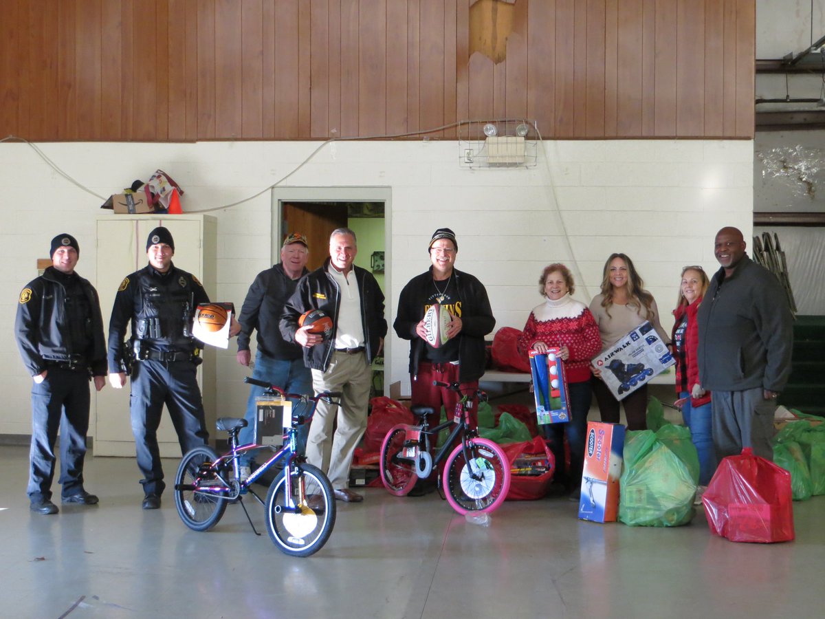 PghZone6's tweet photo. Zone 6 officers Stinebaugh and Stehle played Santa's elves last week.

They met with Councilman Coghill at the Marines Toys for Tots warehouse in Monroeville to pick up toys that will be distributed to kids in Zone 6 this holiday season. https://t.co/hnqruEJPUq