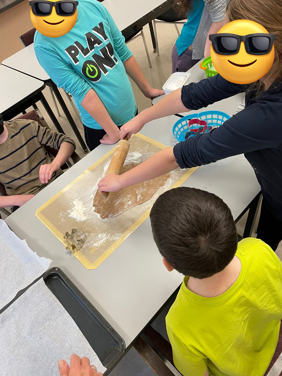 MrsMcNeill1's tweet photo. Thanks Mrs May! Our class used KF1’s dough to make our own gingerbread cookies. https://t.co/t3pEyQ4szt