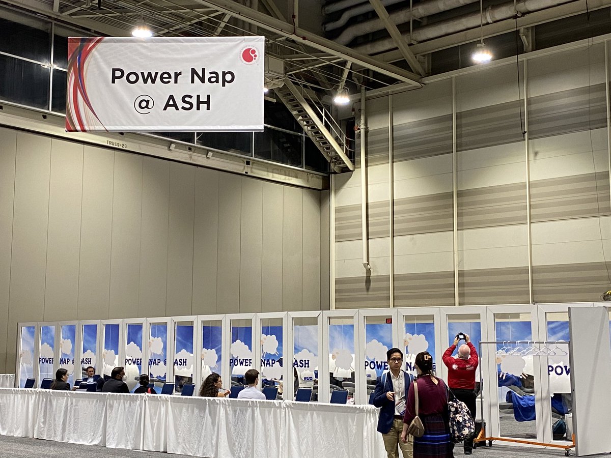 Long line at #ASH22 Power Nap kiosk — maybe important endpoint when measuring efficacy of Sunday night parties? #docswhonap #dontshamesleep