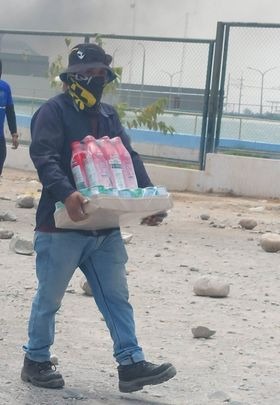 GTejads's tweet photo. Este es el peruano del Perú profundo q sale a marchar x sus ideales, según relato de decenas de izquierdistas?
Cara cubierta, hamponería, robo, asalto, lanzando piedras, destruyendo propiedad privada. 
No. No creo q este sea un peruano de a pie en protesta pacifica.
Son vándalos! https://t.co/UCcLMDUeBP