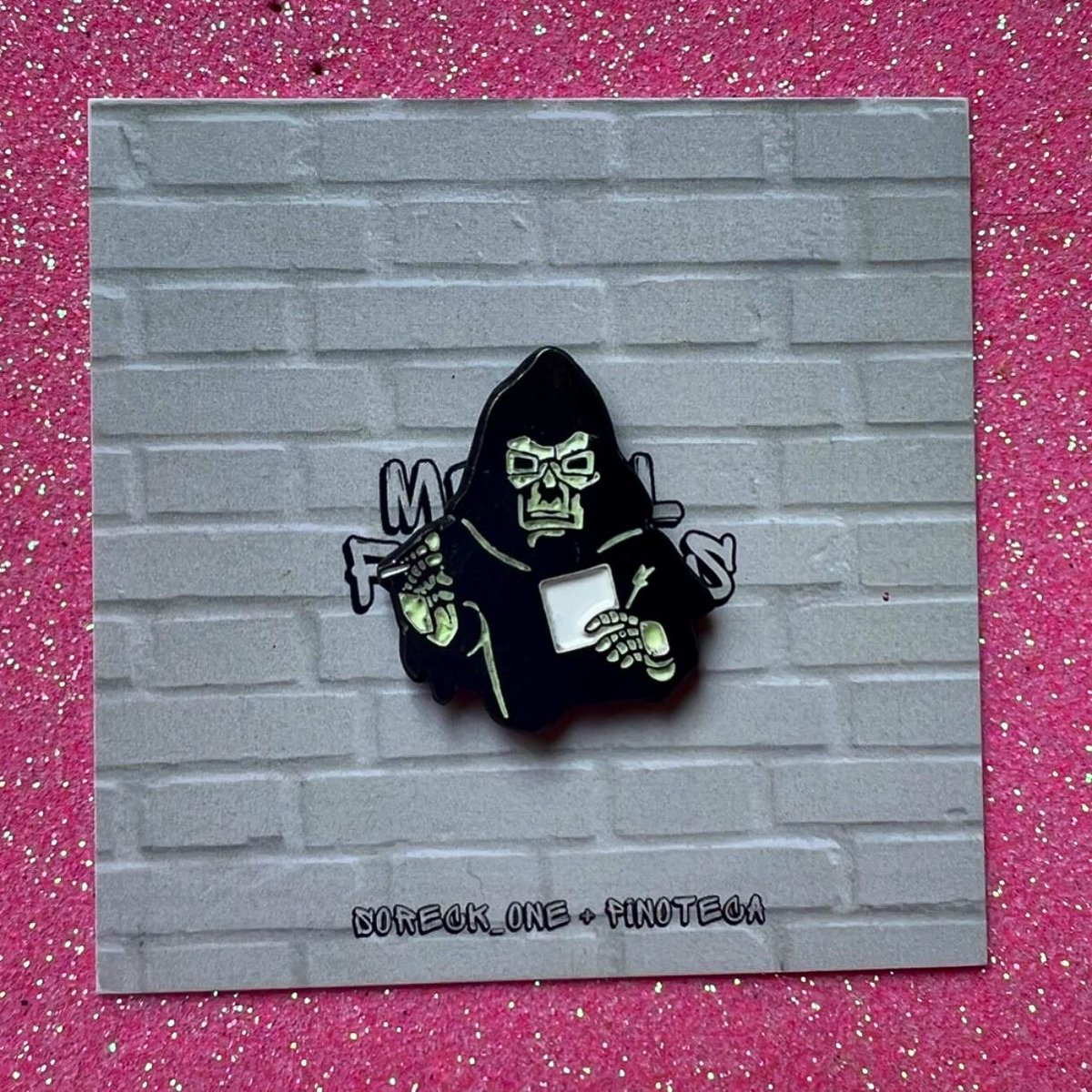 El 2020 nos arrebató a una de las mentes más grandes en el Rap, se llevó al grandioso y único #MFDoom.
Con el gran <a href="/OrozcoSoreck/">Soreck Orozco</a> hicimos este homenaje que nos hará llevarlo con nosotros a todos lados. 😎❤️‍🔥
Limitado a 50 piezas*
Brilla en la obscuridad. 🌚

🔥19:00 hrs 2º anuncio.