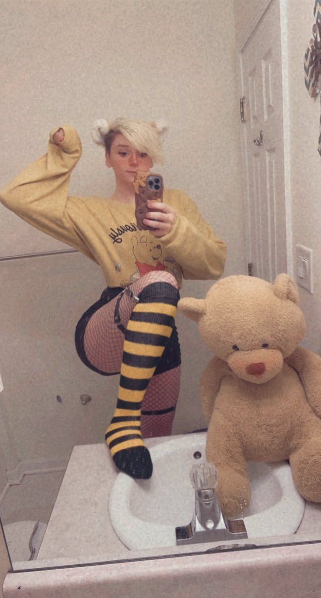 stitchiot's tweet photo. busy bee girl 🐝🧸💛 https://t.co/lvRid6LbbO