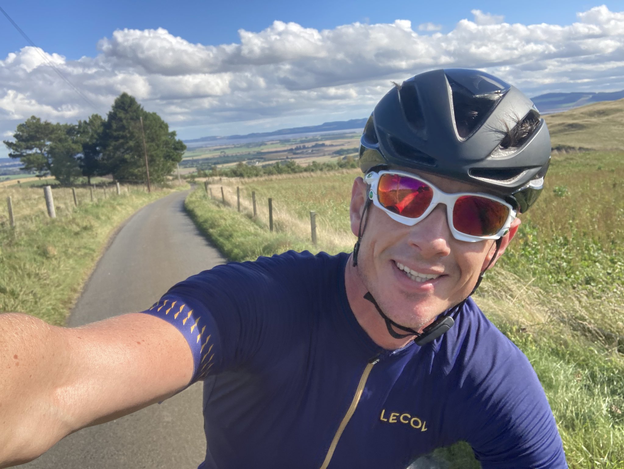 Caley Fretz on Twitter: "End of an era and the untimely demise of an icon: Geraint  Thomas has to wear SunGod glasses next year. No more Oakley Racing Jackets.  "All riders will