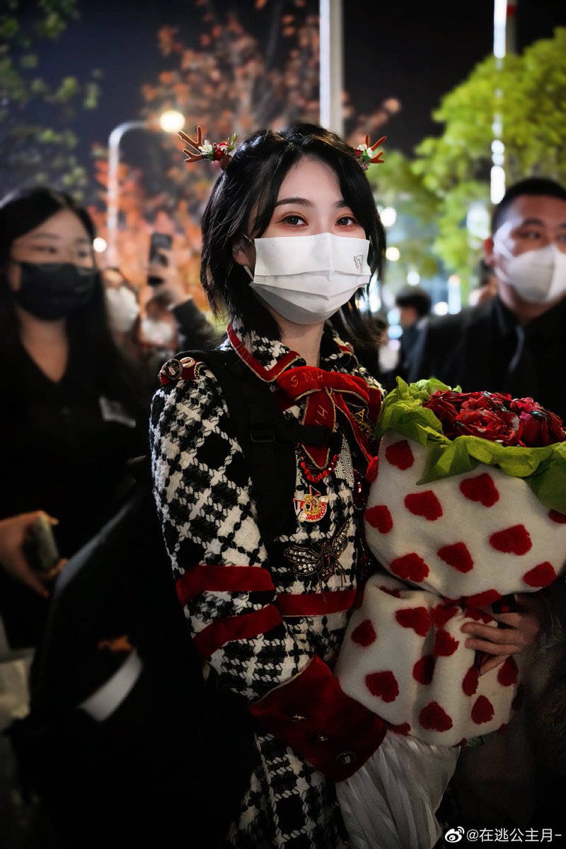 team-x-updates-on-twitter-221211-heyang-qingqing-handshake-event