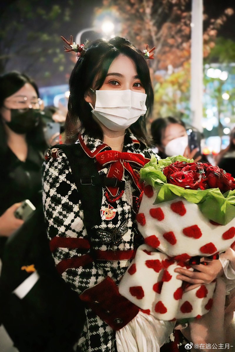 team-x-updates-on-twitter-221211-heyang-qingqing-handshake-event