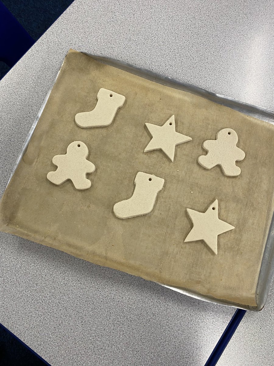 SGSYear1's tweet photo. #SGSYear1 have been busy this week making Christmas cards and presents for their families π #SGSPrep https://t.co/RK8UT5Hpg1