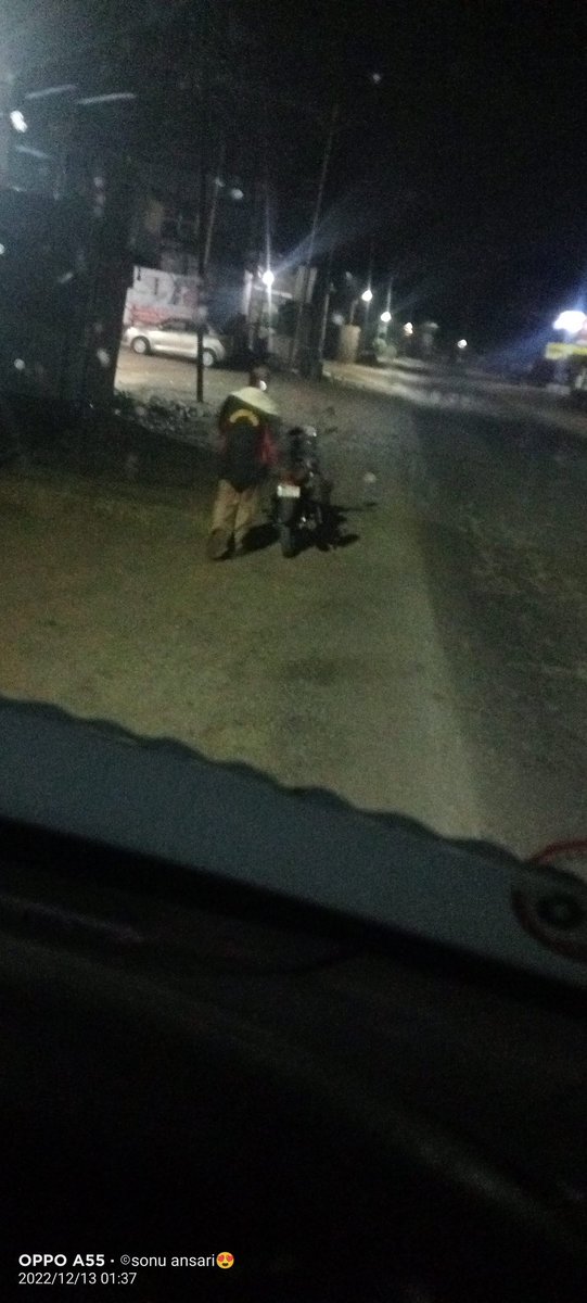 Nandurbar khane ka yah officer night duty per vardi mein ful daru pk hai aur hamari gadi rokkar yah jabardasti humse paise mang raha jabardast