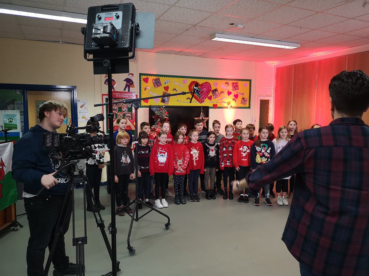 Rydym yn falch i gyhoeddi bod côr yr ysgol wedi cyrraedd y 10 uchaf yng nghystadleuaeth Carol yr Ŵyl S4C. Bydd y côr ar Prynhawn Da dydd Mercher yma rhwng 2 a 3 o'r gloch! #ynadolighwn