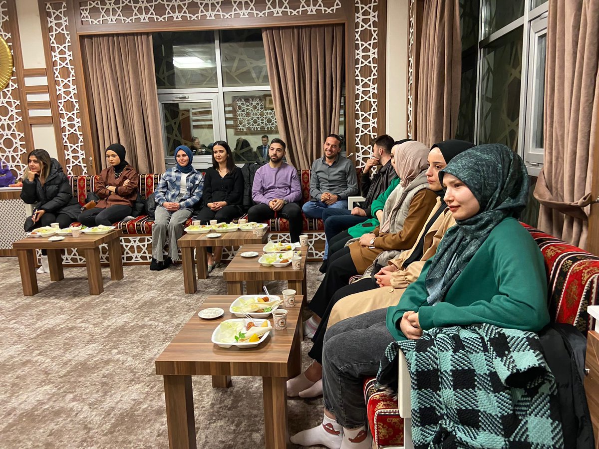 genckizilay55ha's tweet photo. Havza Genç Kızılay Yönetim Kurulu Olarak Gençlik Merkezi Müdürü  Sn. Burak Becer’in Davetiyle Üniversite Öğrenecilerine Yönelik Düzenlenen Programa Katıldık. 
#daimahazır https://t.co/2HzuGZvqsh