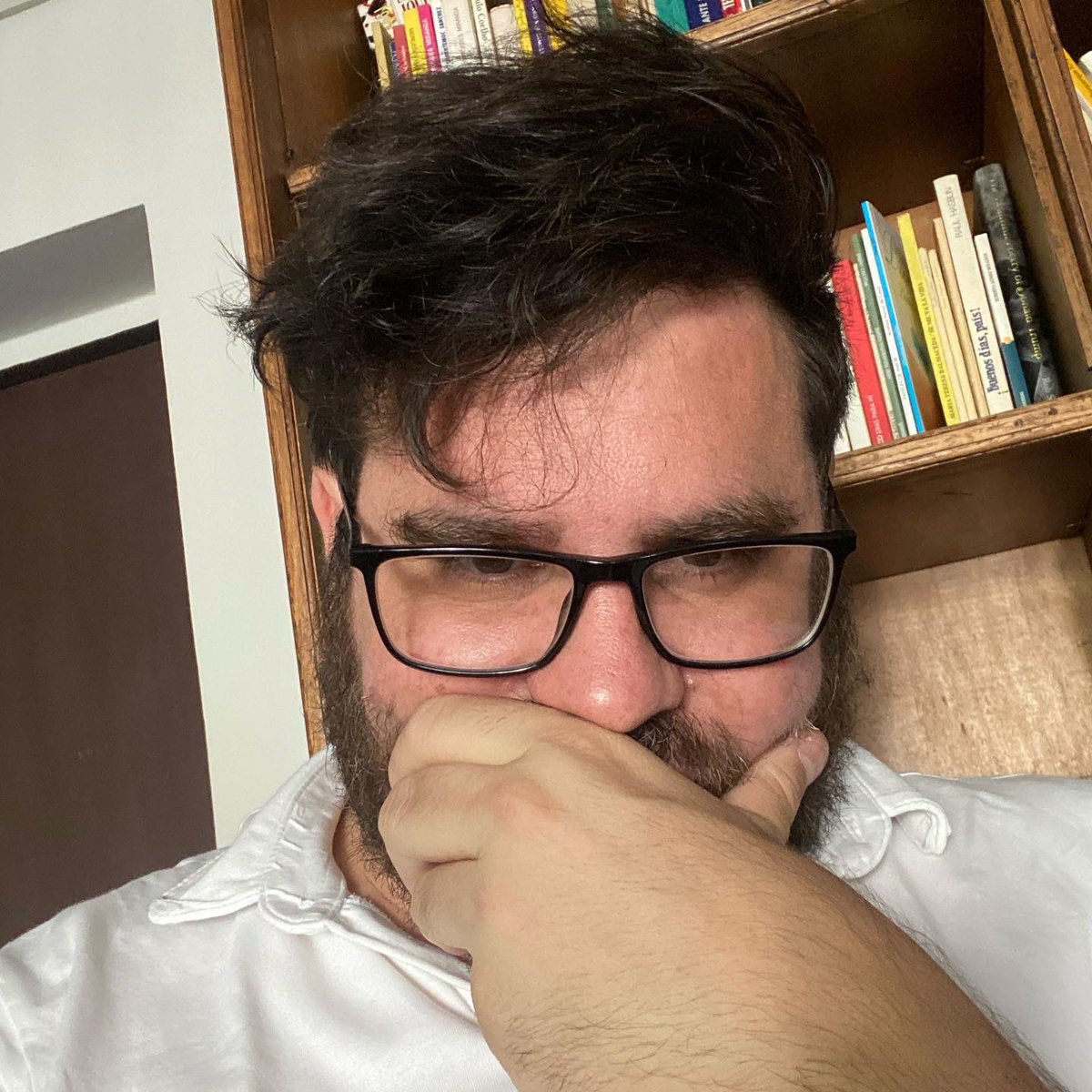 felipecussen's tweet photo. Una comisión de expertos en poesía designada por el poeta Felipe Cussen y compuesta exclusivamente por el poeta Felipe Cussen procede a realizar un análisis crítico de la poesía de Cristián Warnken. https://t.co/3qpAX2ZjbR