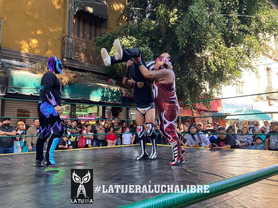 LaTijeraLucha's tweet photo. En lucha dinámica en el centro de la CDMX, celebrando un año más de la #UnionDeComerciantesGuadalupanos, la tercia de #GuerreroMixticoJr, #Perseo y #BlackRaider se logra imponer a los "apestosos" #CanibalJr, #HijoDeMrNieblaNG y #JaguarJr...
#latijeraluchalibre https://t.co/gU2cFXpzeb