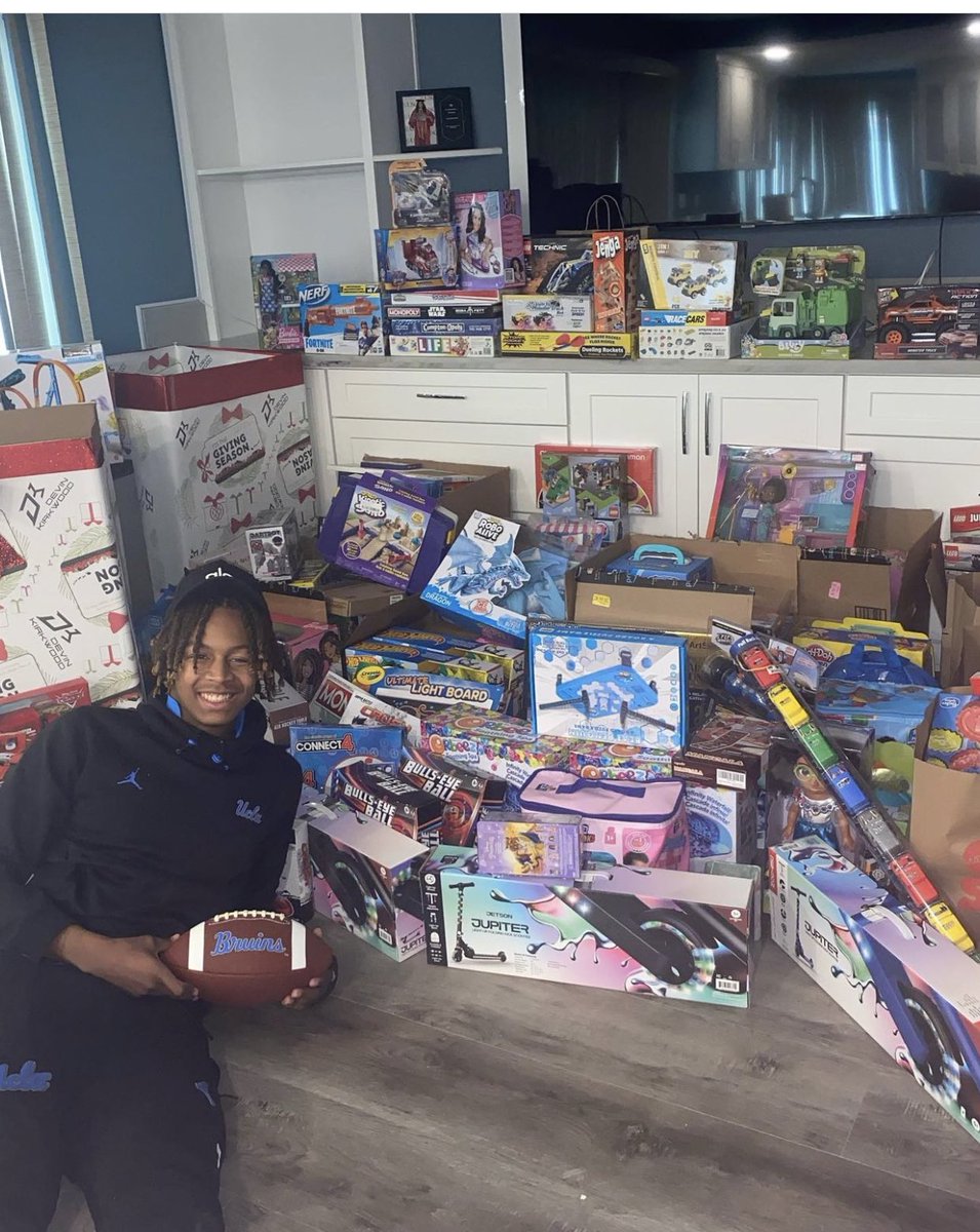 KirkwoodNice's tweet photo. Giving Back to my Community is definitely a Vibe! Had a blast handing out toys to deserving youth in my community this past weekend. #devink.Kares foundation https://t.co/7JlDvBbUmJ