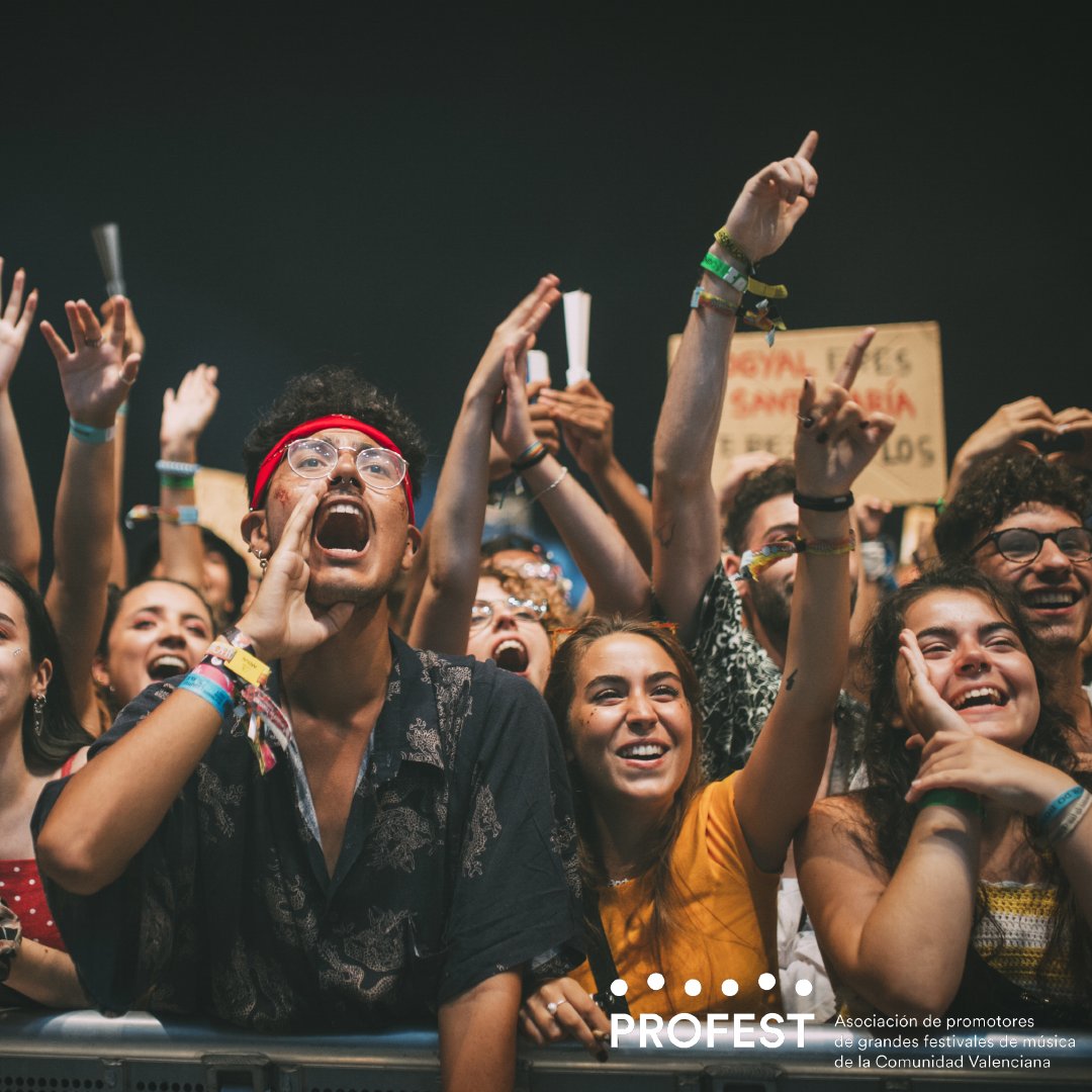 ❤️💭🎤 Cantar tus canciones preferidas a pleno pulmón junto con tus amigos y amigas es una sensación increíble e imposible de olvidar. 

#MediterraneoEnVivoYSeguro