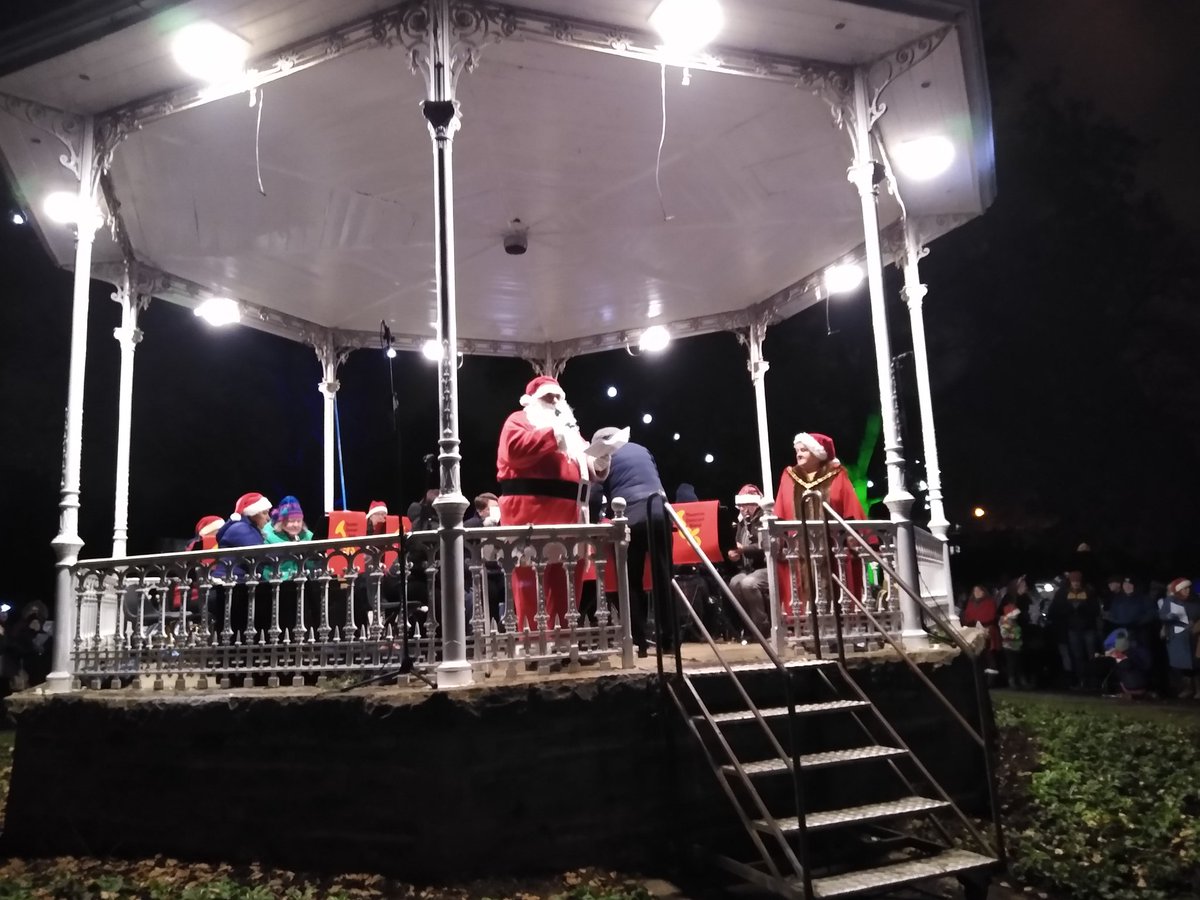 Carols around the bandstand, lovely evening, the park looked great with the lighting too @SWTCouncil @tauntonmayor @tauntondeanemvc #Taunton #Christmas