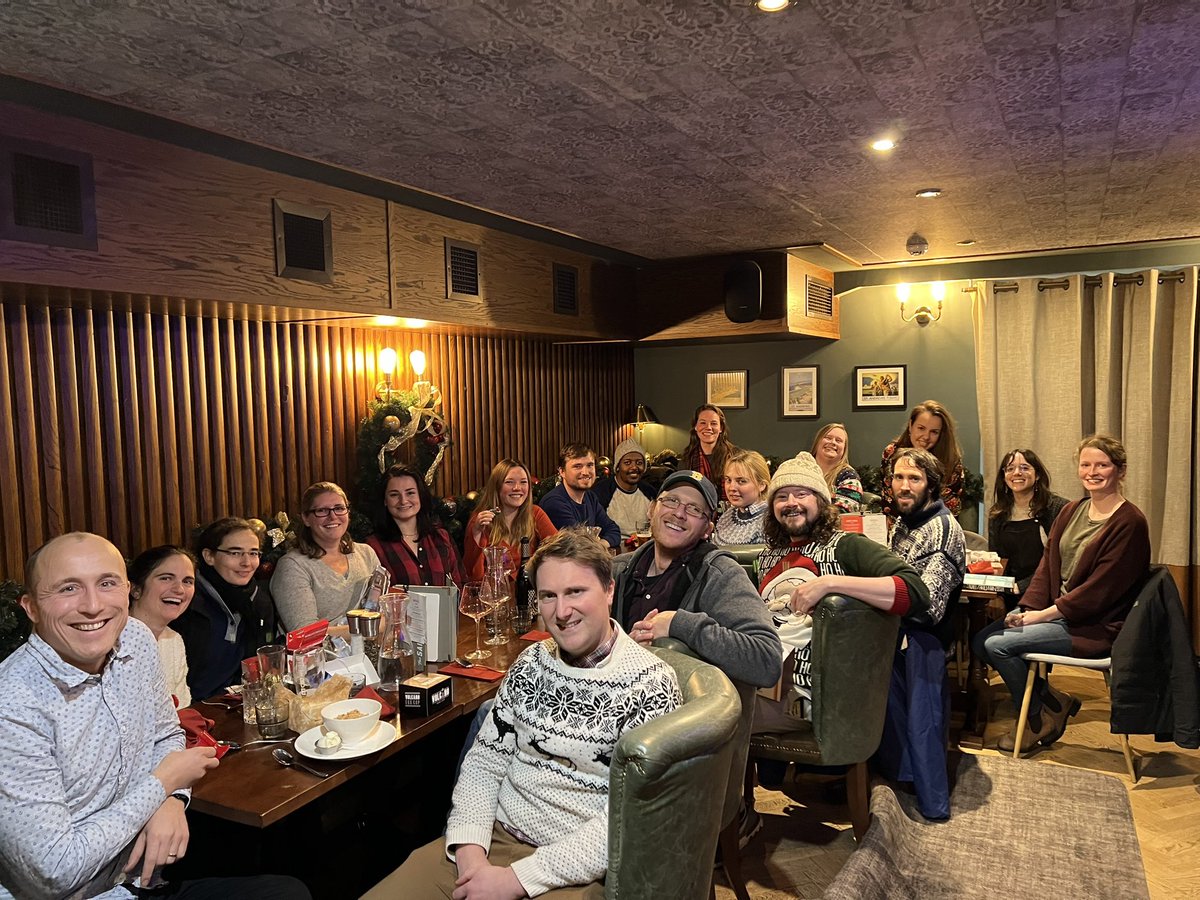 What a lovely group of people to share a lab and a Christmas lunch with 🎄Lots of opportunities to join us @EarthSciStA for a PhD: st-andrews.ac.uk/earth-sciences…