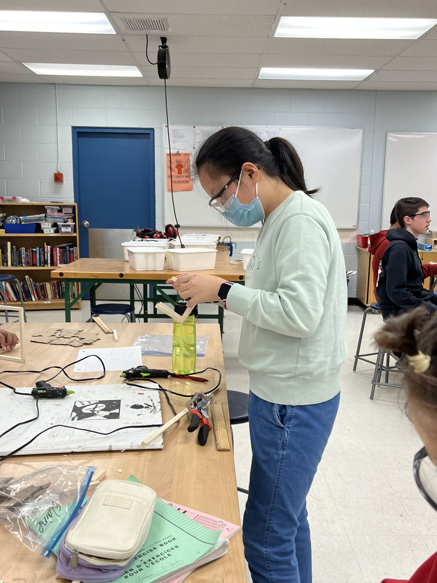 WwpMme's tweet photo. Nous sommes en train de travailler avec les outils @EJJamesPS dans la salle de technologie pour concevoir et créer des objets décoratifs et des casse-têtes! #tupeux https://t.co/etClU2Ndhs