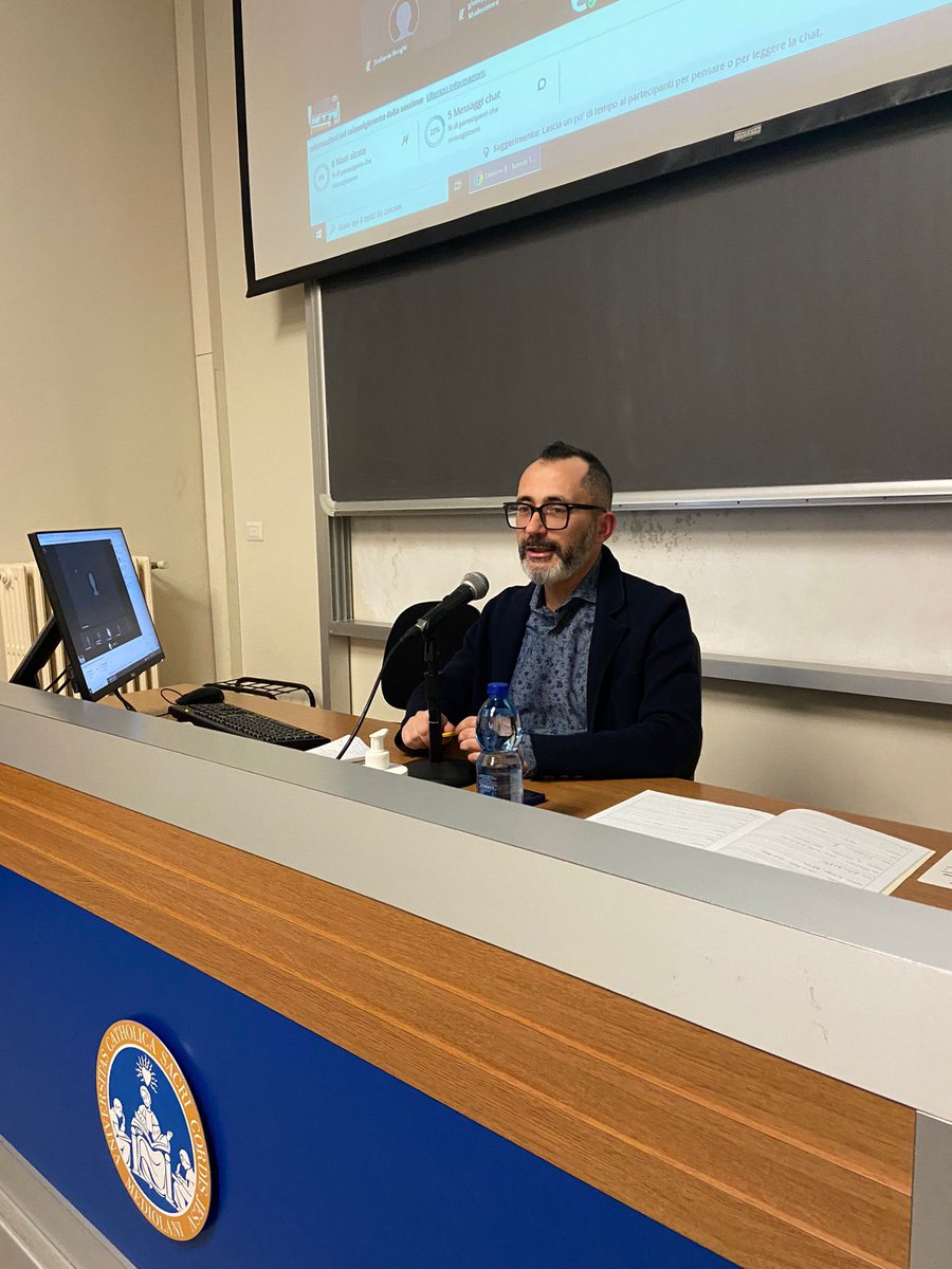 ScrittCreativUC's tweet photo. Uno sherpa che accompagna il suo autore fin quasi alla vetta: la figura dell’editor. Stefano Izzo racconta il lavoro di chi i libri li sceglie e li porta fino alla pubblicazione. #piaceredellascrittura #unicatt
#scritturacomefioritura #raccontarsi
#scritturacreativa https://t.co/AfA6nIRBhB