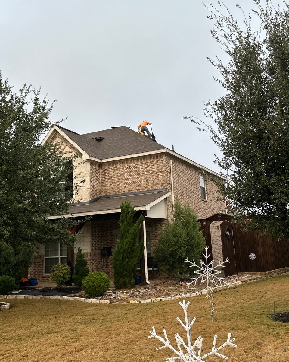 phi_dfw's tweet image. Never a bad time to fix your roof! 

#roofing #roofer #dfwcontractor #phillipshomeimprovements #phi25 #dfw #dallas #roof #construction
