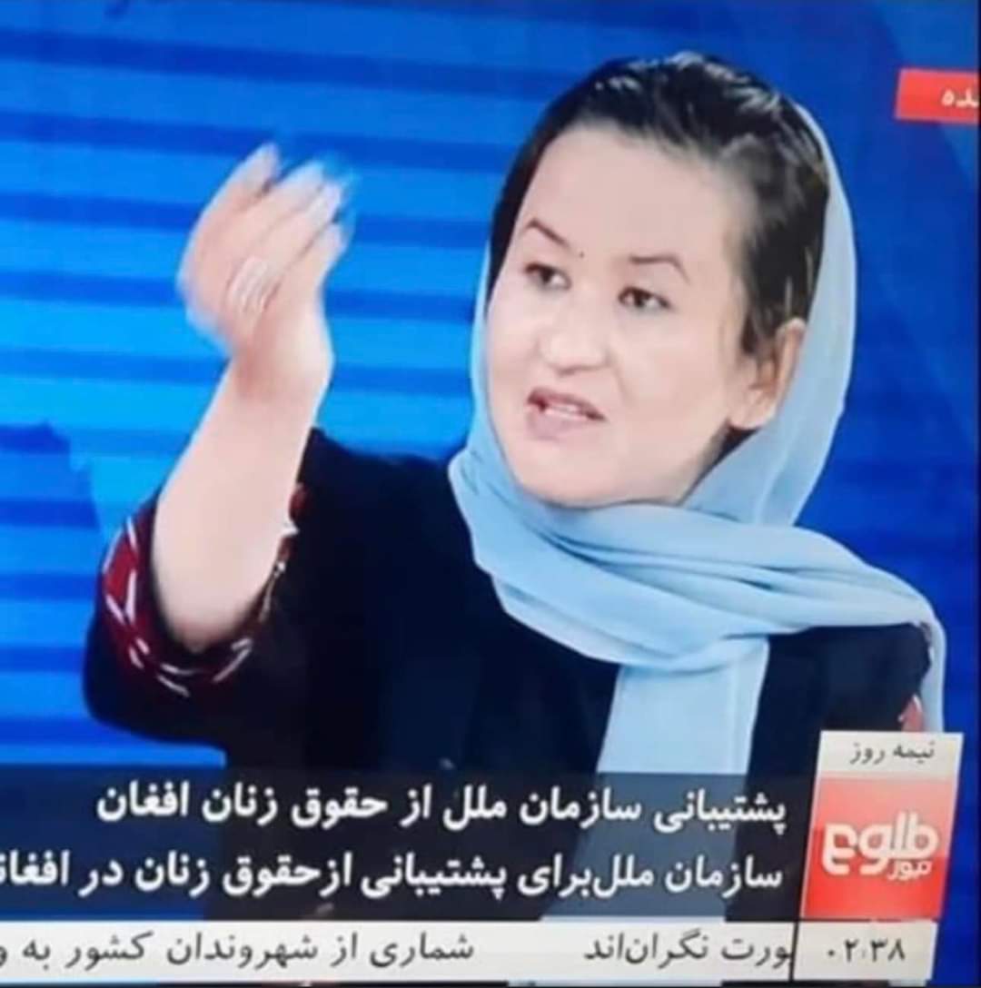 ehsani_maisam's tweet photo. کدام ظریفه شایسته نمایندگی از زنان افغان است؟ 
ظریفه ای که از زیر قبضه محمود فضلی به شاروالی رسید و امروز سنگسار را تایید میکند یا ظریفه ای که جانش را در خطر انداخته و در برابر خشن ترین گروه عصر حاضر دنیا فریاد نان، کار، آزادی را سرداد؟
جمع کنید عروسک های تانرا بیخی مردار کردید! https://t.co/8cPXsuJARg