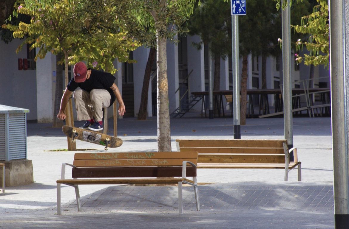 3rdeye_crypto's tweet photo. 5 years ago I had dropped out of college, I was returning from Barcelona, ​​saying goodbye to every skateboarder's dream.  All the money I had left was allocated in #BTC and unfortunately I fell into a pyramid and lost everything…I clearly remember this pain. 🧵👇🏻 https://t.co/G2LtrbtZNA