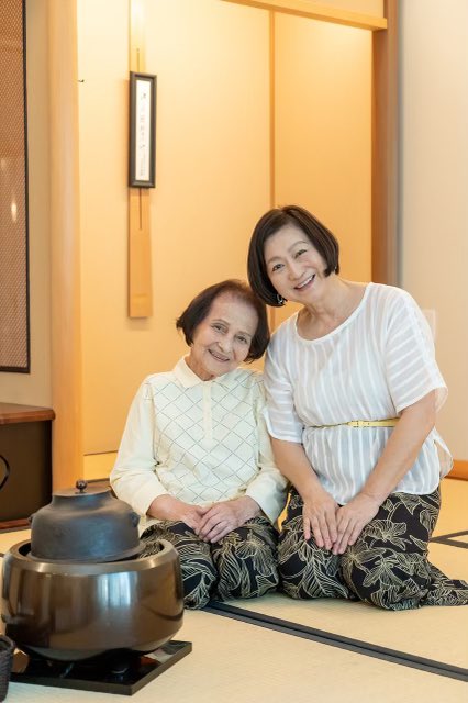 母と久方ぶりに茶の湯の稽古。
お茶を始めて60年の人にはかないません。
Practicing tea ceremony with my mother for the first time in a long time.
I am not as good as someone who has been practicing tea for 60 + years.
#livebeautifully #liveclean #livehappy #hawaiilifestyle