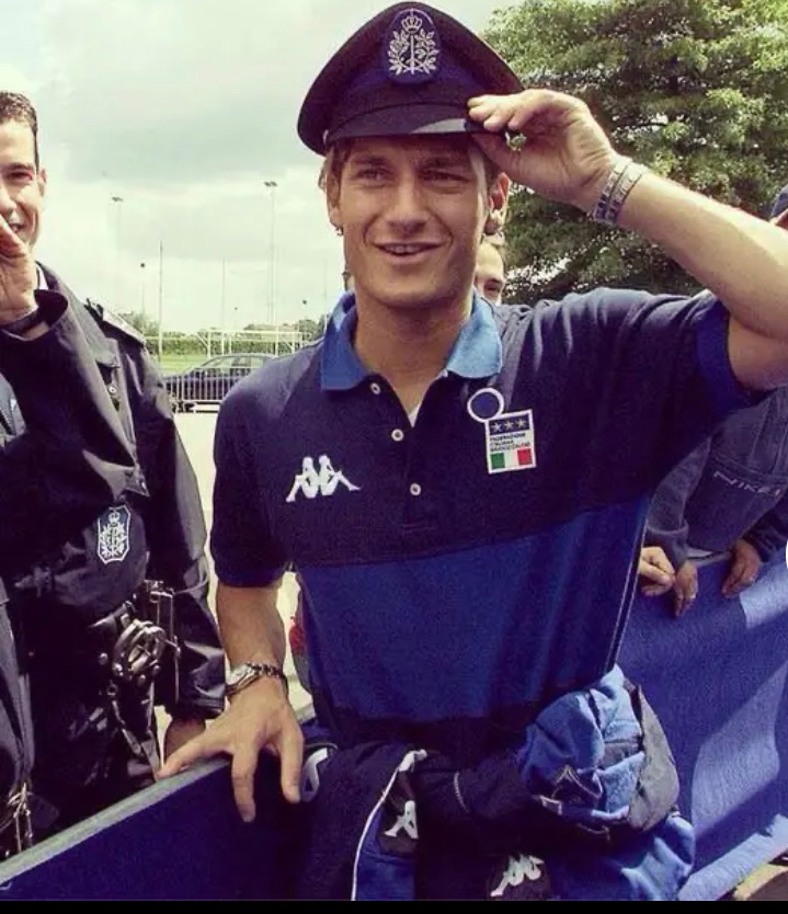 StephenSuois's tweet photo. @LaStoorm Totti sbirro non ci sta https://t.co/OzoG0xh6Av
