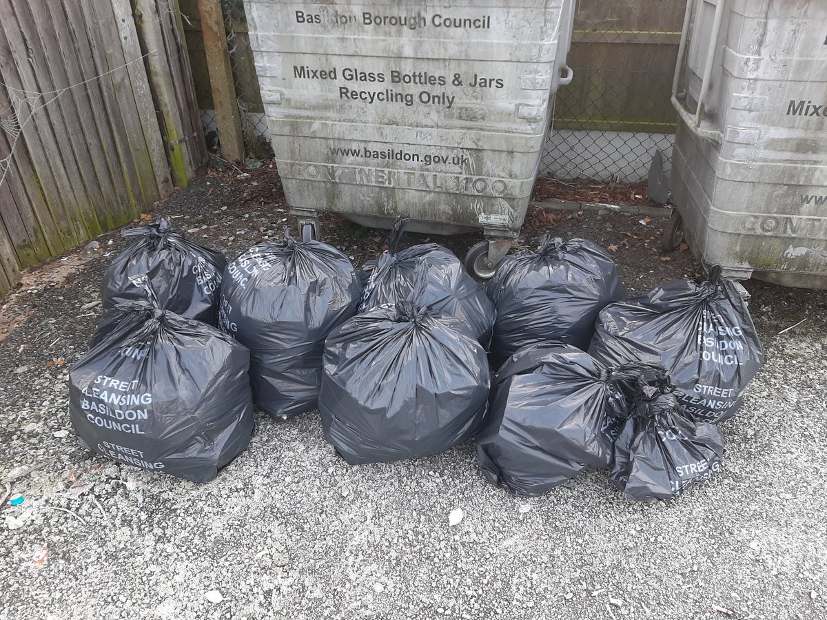 On Sunday a group of 13 hardy souls braved the icy, pre-snow streets of #Billericay, collecting 9 sacks of #litter in around 200m on Radford Way/Crescent. 

Thanks to all who turned out and to Billericay Brewing for sponsoring us 🍻

#litterpick #communitygroup