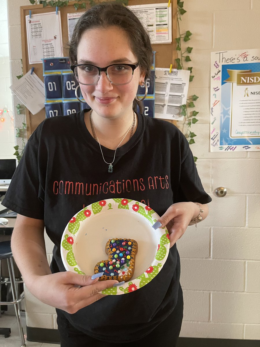 CAHS_Media's tweet photo. Broadcast 2 sophomores recharging with cookie decorating and conversation before exams tomorrow. @NISDComArts @NISD https://t.co/THxCCaw7mR