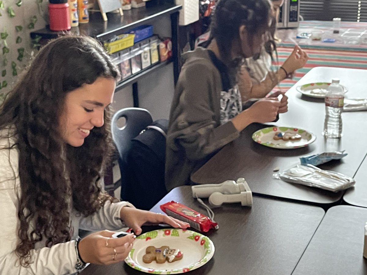 CAHS_Media's tweet photo. Junior Broadcast students got creative with their cookie decorating. @NISDComArts @NISD https://t.co/Pj6uoQogWy
