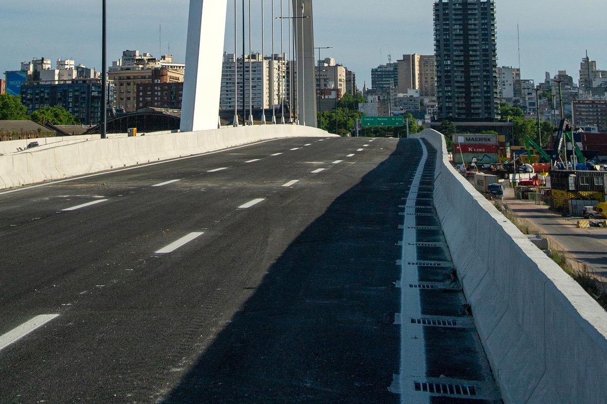 Frente_Amplio's tweet photo. En breve van a ver que se inaugura el nuevo viaducto en la rambla portuaria, obra que comenzamos en nuestros gobiernos y que hoy es una realidad que le mejorará la calidad de vida a las y los uruguayos. 

Otra obra que se inaugura, otra obra FA https://t.co/EAJhLcmGIF