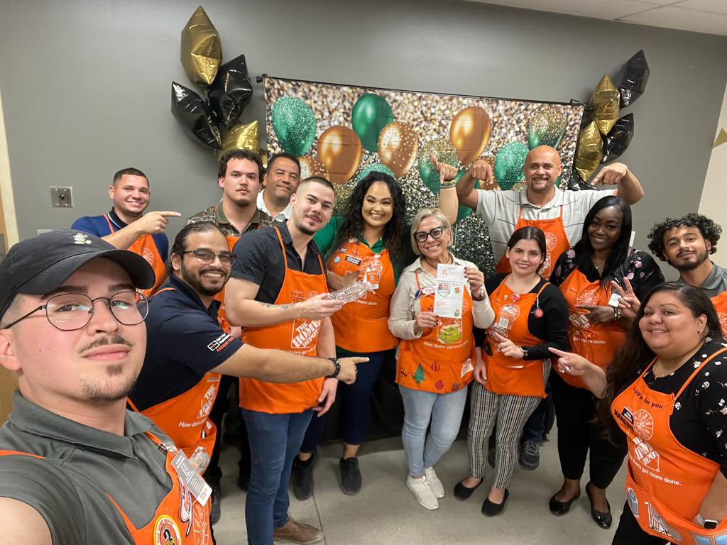 THD_ASHLEY's tweet photo. Congratulations to this absolute gem! Thank you Pro supervisor Ana 6872 for all you’ve done for our company and enjoy your Diamond award! @Erika_AR_HD @margy110 @anadelos0909 https://t.co/zXKiixE53W
