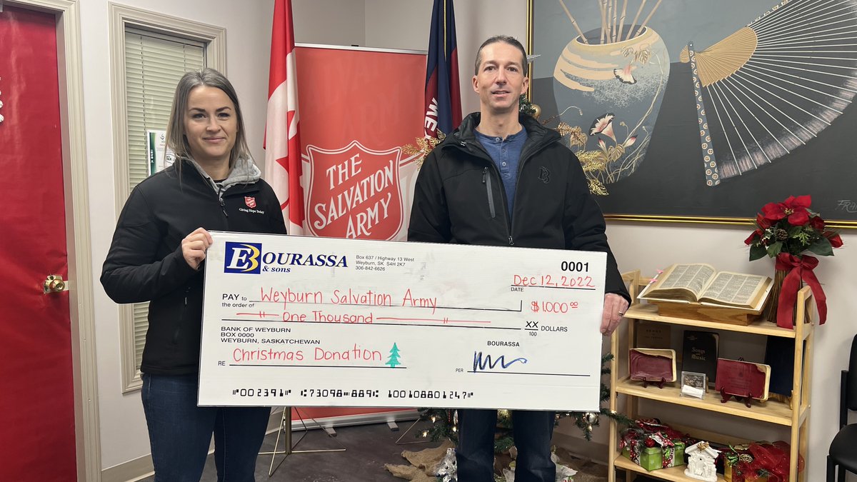 Giving Hope 🎄

In the spirit of Christmas, Kurtis Bourassa (Weyburn General Manager), dropped off a $1,000 cheque to the Weyburn Salvation Army. The money will be used to stock the local food bank ❤️

#TisTheSeasonToGive #FoodBank #Christmas2022
